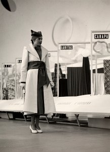 Modell in einem Mantel des Modehauses "Lamma" von Luis Bogino