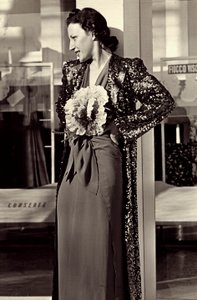 Modell im Abendkleid des Modehauses "Dragoni" von Luis Bogino