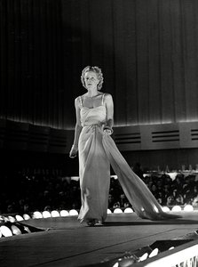 Modell auf dem Laufsteg in einem Abendkleid mit Strass-Trägern; kreiert vom Modehaus "Fumach". von Luis Bogino