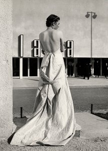 Modell von hinten in einem Abendkleid des Modehauses "Lamma" von Luis Bogino
