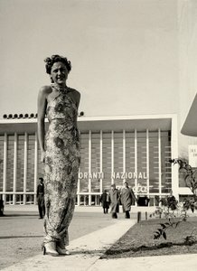 Modell trägt langes Kleid mit Blumenmuster des Modehauses "Graldi" von Luis Bogino