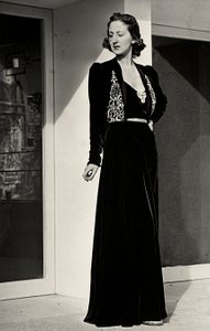 Modell trägt ein langes Abendkleid aus dunklem Samt mit Stickereien, kreiert vom italienischen Modehaus "Fercioni". von Luis Bogino