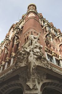 Ecke mit allegorischem Relief