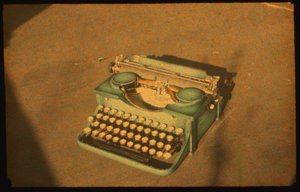 Stillleben-Farbfotografie einer Schreibmaschine, aufgenommen mit Autochrome Lumière und einer 35-mm-Kamera... von Luis Marden