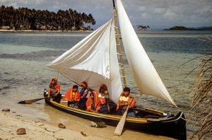 Frauen mit goldenen Nasenringen des Cuna-Stammes von Mulatas alias San-Blas-Inseln paddeln und s...