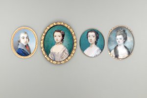 Mrs Arabella Walker-Heneage, geb. Cope, in cremefarbenem Kleid mit Spitzenrand und Pelzbesatz, Perlen im hochgesteckten und gelockten Haar, Himmel und Wolken im Hintergrund