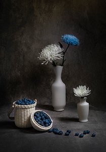 Blaubeeren und weiße Blumen