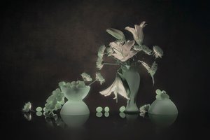 Leuchtende Lilien und Trauben