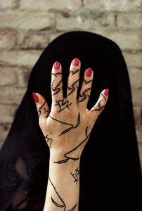 Jemenitische Frau mit mit Henna gefärbten Händen in Nordjemen von Lynn Abercrombie