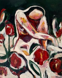 Frau unter roten Blumen