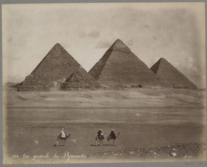 Blick auf die Pyramiden von Mykerinos, Chefren und Cheops bei Gizeh von Maison Bonfils