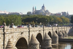 Puente de Segovia, ursprünglich erbaut von Juan de Herrera (1530-97) und 1682 wieder aufgebaut von Manuel and Jose del Olmo