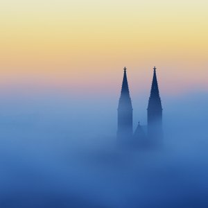 Neblige Kirchturmspitzen von Marek Kijevský