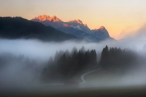 Goldene Gipfel Morgennebel von Marek Kijevský