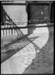 Detail, das Schatten zeigt, die über die Bodenfliesen am Eingang der Kathedrale geworfen werden von Margaret Florence Harker