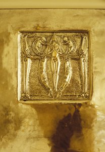Möbel entworfen für Nr. 120 Mains Street, Glasgow, Repoussé-Metallplatte ursprünglich über dem Kamin, ca. 1900 von Margaret Macdonald