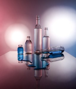 Blaue Flüssigkeitsspiegelungen