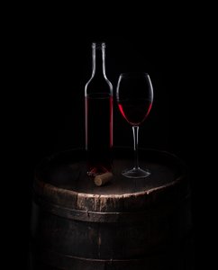 Klassisches Rotes Wein-Stillleben von Margareth Perfoncio