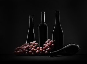 Dunkles Wein-Stillleben von Margareth Perfoncio