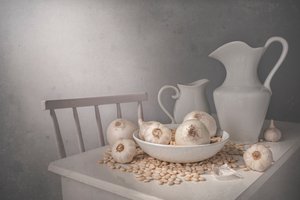 Knoblauch und Weiße Krüge von Margareth Perfoncio