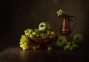 Grüne Trauben Kupfer Stillleben