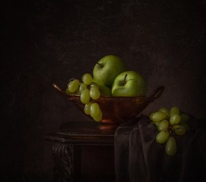 Stimmungsvolle Grüne Obstschale