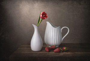 Rote Tulpe und Erdbeeren