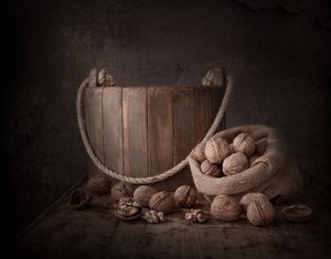 Rustikales Walnuss-Stillleben von Margareth Perfoncio