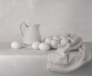 Weiße Eier und Krug von Margareth Perfoncio