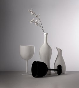 Weiße Vasen schwarzes Glas