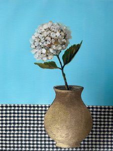Weiße Blumen in goldener Vase von Marina Kozyr
