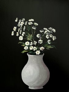 Weiße Blumenmalerei – Monochrome botanische Kunst in weißer Vase für Zuhause, Büro oder Geschenk - 010 von Marina Kozyr