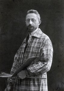 Dreiviertelporträt des Malers Guido Spadolini. Er trägt einen langen Kittel und hält Pinsel und Palette in der linken Hand, 26.11.1901 von Mario Nunes Vais