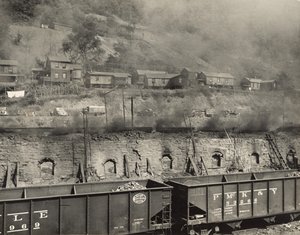 Rauch von Koksöfen dringt in die Häuser der Bergleute, Scotts Run, West Virginia von Marion Post Wolcott