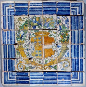Pflaster mit Wappen von Madeleine de Savoie. Fayence von Masseot Abaquesne, 16. Jahrhundert von Masseot Abaquesne