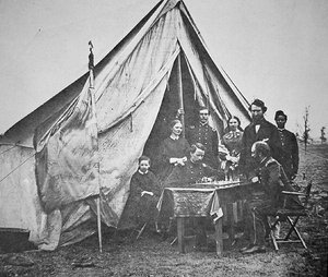 Oberst James P. McMahon mit Familie und Freunden beim Schachspielen im Hauptquartier des 164. New Yorker Infanterieregiments (s/w Foto) von Mathew Brady
