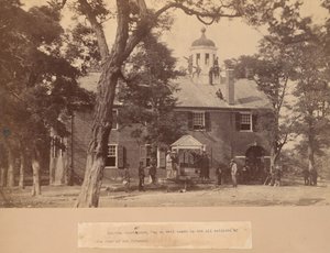 Fairfax Court House, Virginia, mit Unionssoldaten vorne und auf dem Dach, 1863