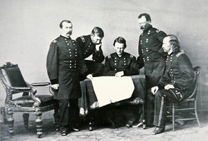 General Sheridan (1831-88) in Konferenz mit seinem Stab, einschließlich George Custer (1839-76)