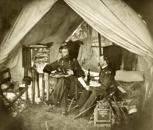 General Jefferson C. Davis & Offizier sitzen in einem Zelt, veröffentlicht 1861