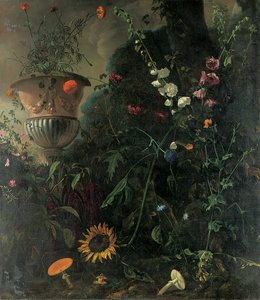 Stockrosen, Rosen, eine blaue Spitzenblume, Sonnenblume und Pilze, mit Ringelblumen in einer Urne bei einem Baum
