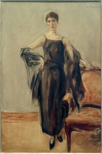 Genia Levine, stehend
