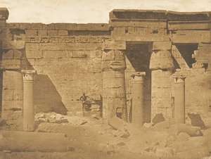 Hof des Palastes Ramses-Meiamoun, in Medinet-Habou Theben, Überreste einer koptischen Kirche, 1849-50 von Maxime Du Camp