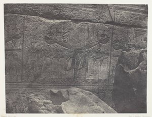 Palais von Karnak, Äußere Skulpturen des Granitheiligtums; Theben von Maxime Du Camp