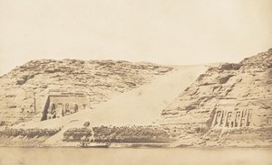 Allgemeine Ansicht der Spéos von Phré und Athor, in Abousembil, von der Insel aus gesehen, 29. März 1850 von Maxime Du Camp