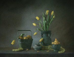 Goldene Tulpen und Zitronen
