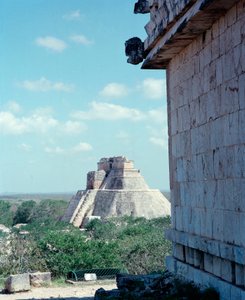 Präkolumbische Zivilisation: Blick auf den oberen Tempel auf der Stätte von Uxmal, antike Maya-Hauptstadt, Puuc-Stil. Nord-Yucatan, 600-900 n. Chr. Mexiko
