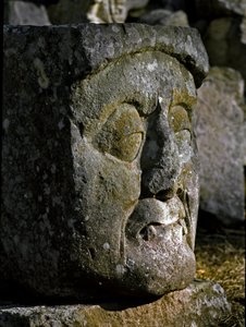 Steinskulptur eines Männerkopfes von der östlichen Akropolis von Mayan