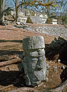 Ansicht des östlichen Hofes und Tempel 22, klassische Periode 7.-8. Jahrhundert