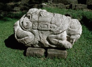 Zoomorpher Altar, in einen Block aus Sandstein gehauen von Mayan