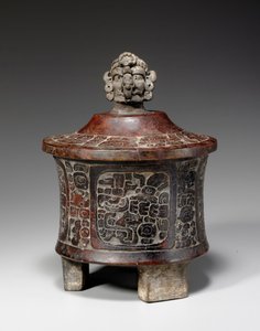 Ein Maya-Deckel und geschnitztes Dreifußgefäß, um 250-450